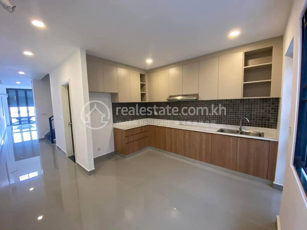 Maison-boutique À louer à Russey Keo $900
