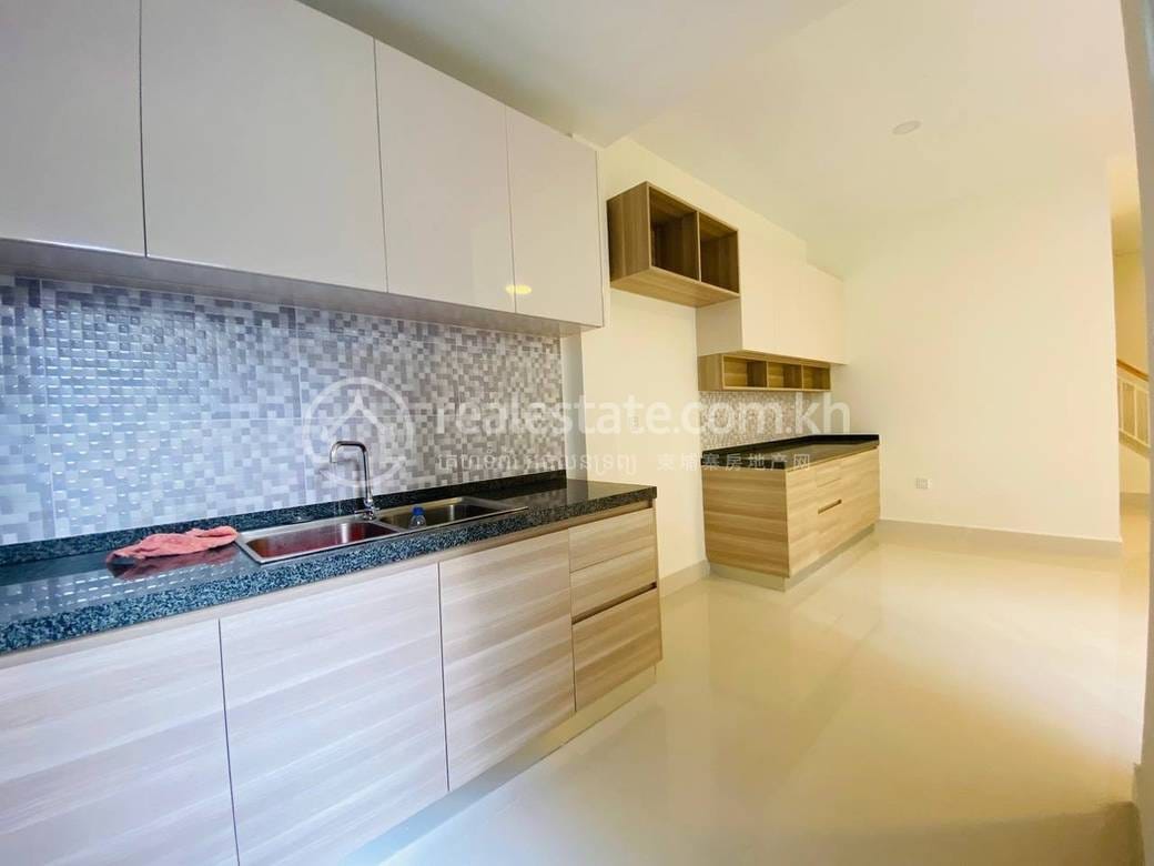 วิลล่าแฝด สำหรับขาย ใน Chbar Ampov $210,000