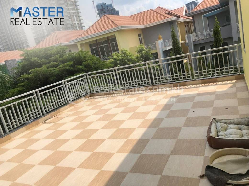 702 sqm Living Size Vila K pronájmu in Chamkarmon