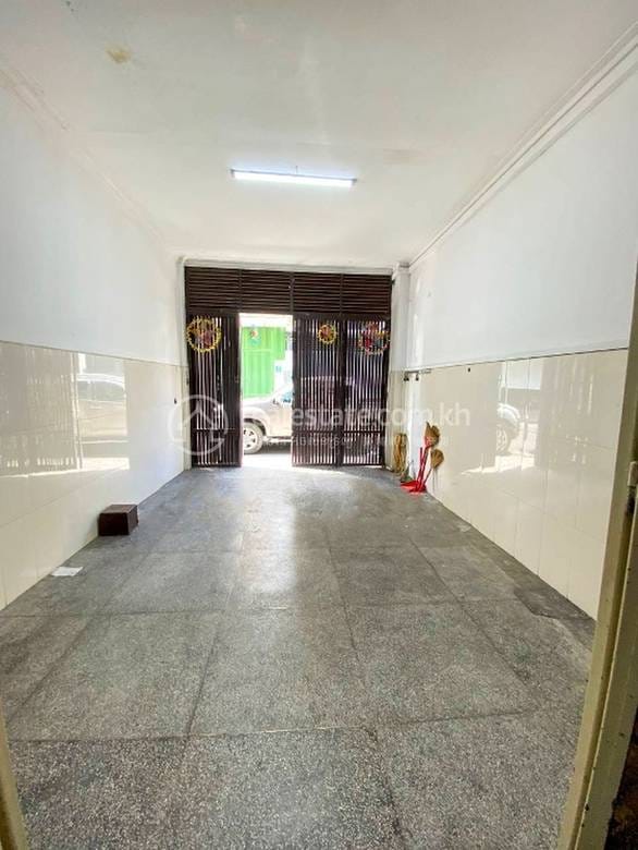 160 sqm Living Size Shophouse For Rent in Boeng Keng Kang