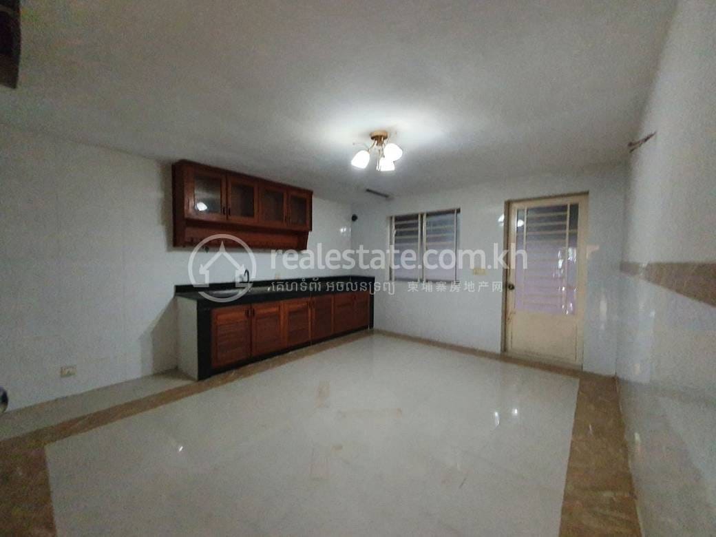 4 Bedrooms House and lot For Rent for $600