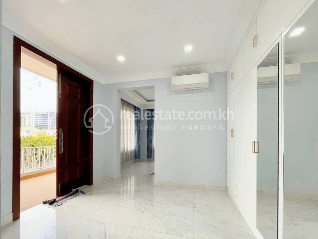 9 Bedrooms Vila K pronájmu for $10,000