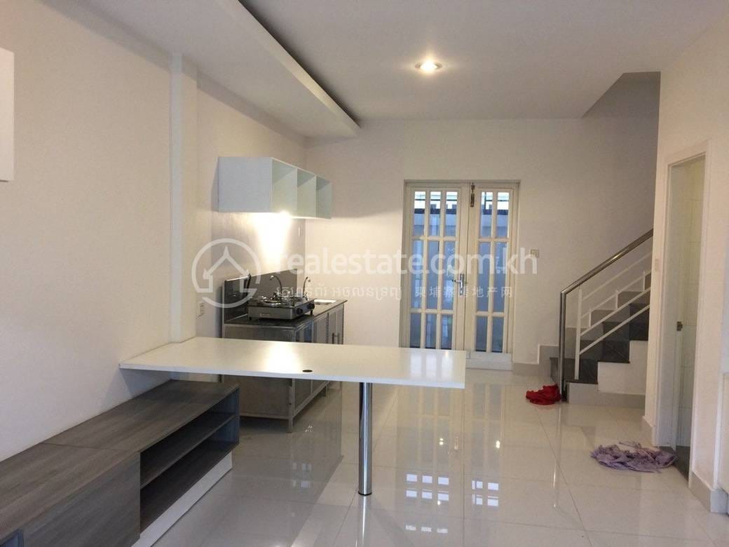 Villa Jumelle À louer à Chbar Ampov $400