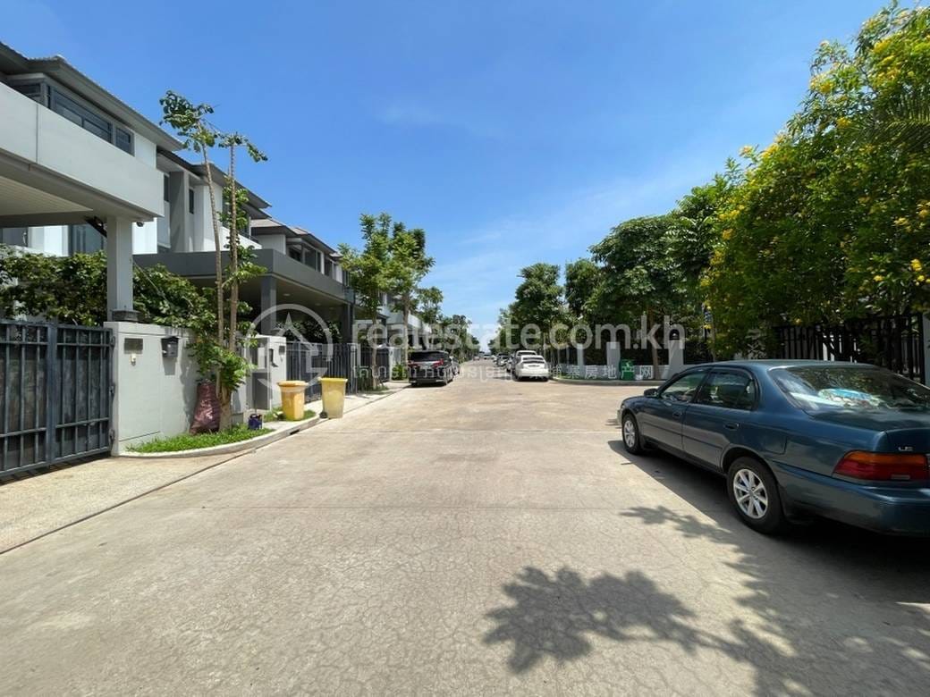 2 Twin Villas for Sale in Borey Chip Mong 271 (Landmark 271)
