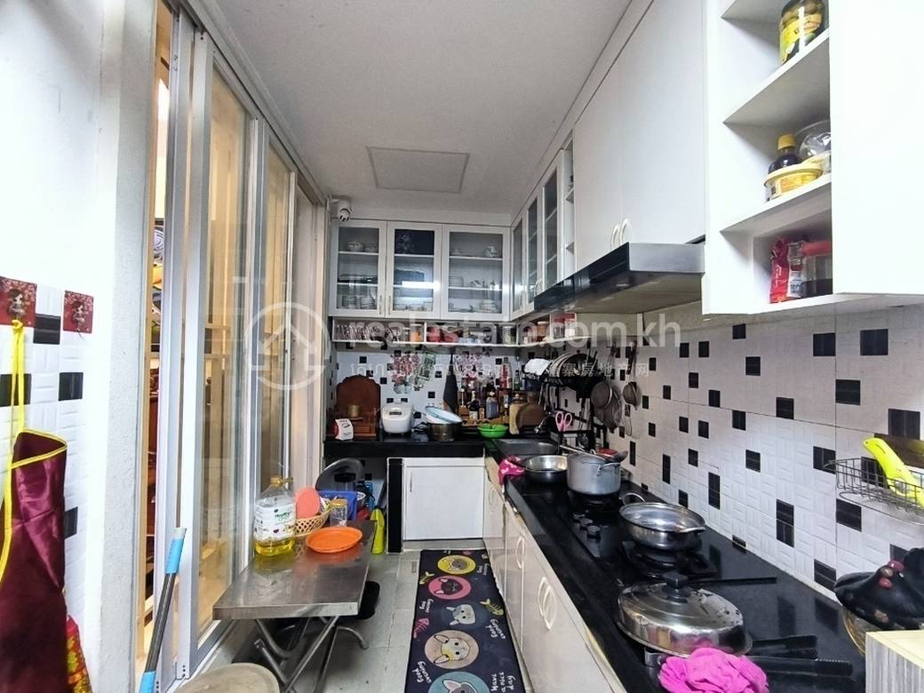 4 Bedrooms Řadový dům Na prodej for $210,000