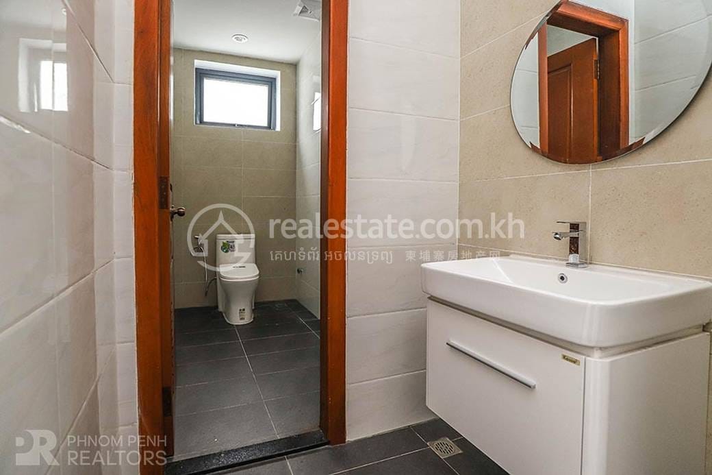 70 sqm Land Size Kanceláře K pronájmu for $700