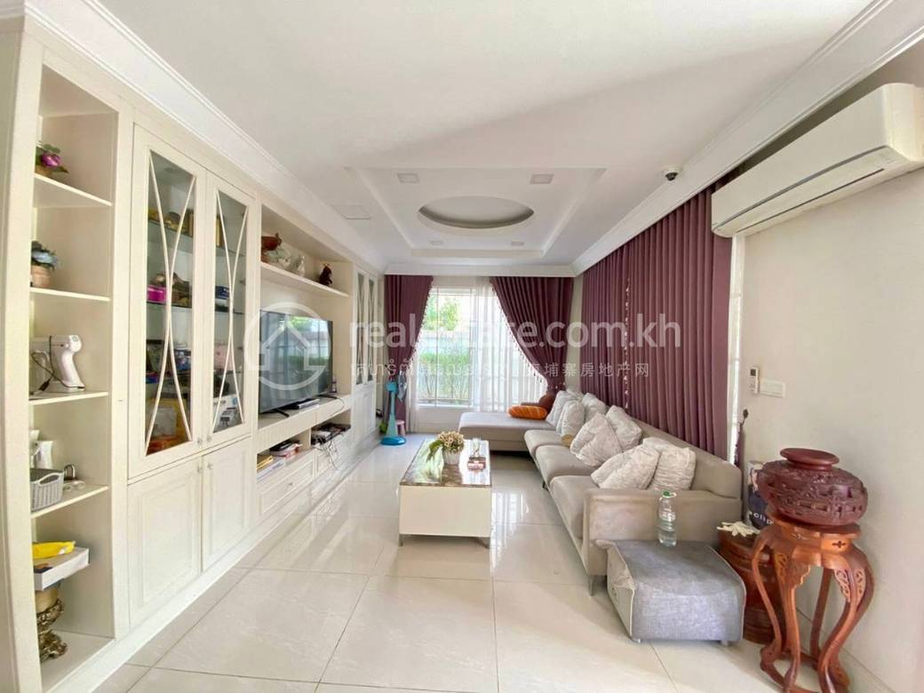 Villa For Rent with 3 Parking Space