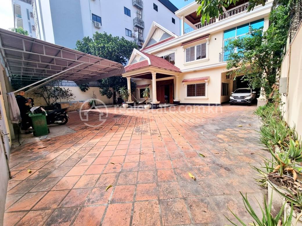 Villa À louer de 900 m² habitables à Boeng Keng Kang