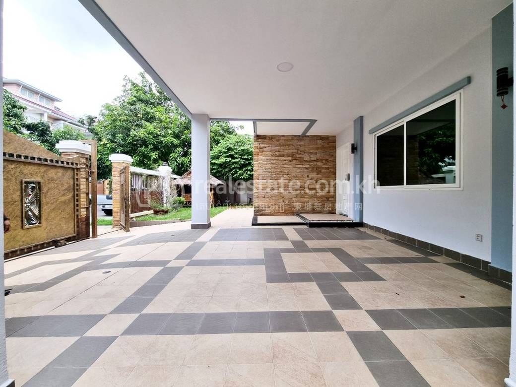 423 sqm Living Size Villa For Sale & Rent in Chbar Ampov