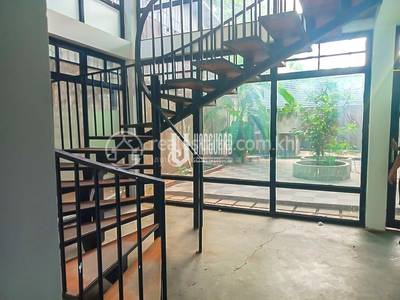 300平方米土地面积的CommercialShophouse出租，价格$3,000