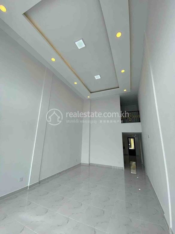 Shophouse For Sale with 2 Parking Space