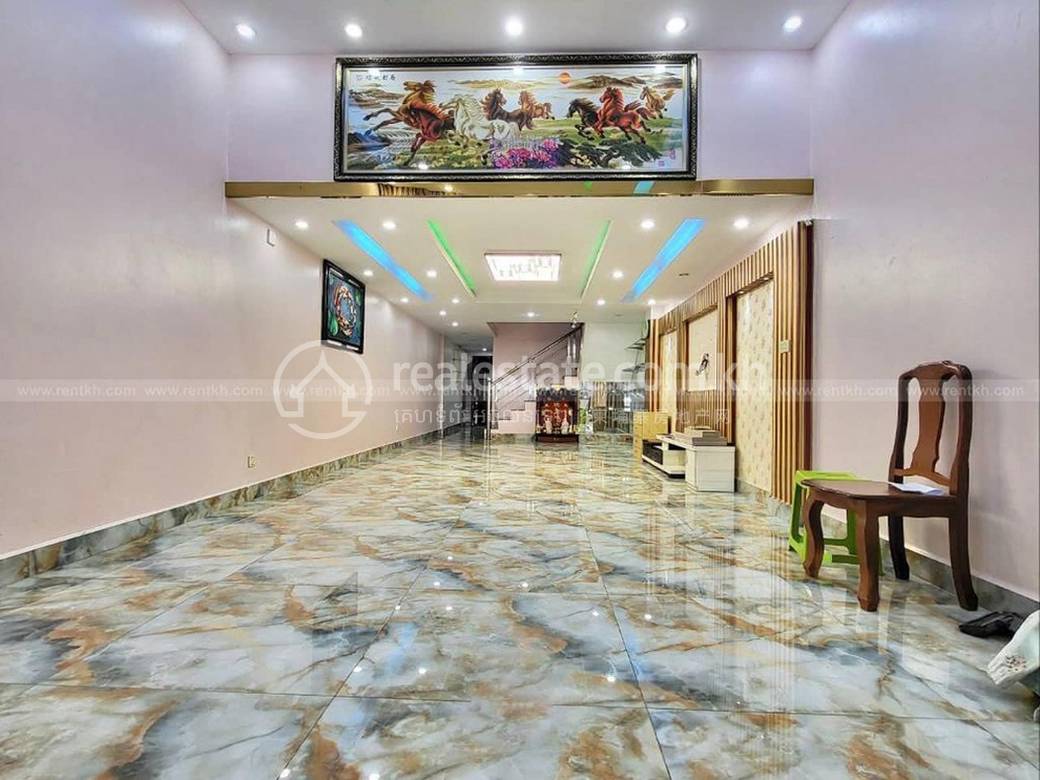 128 sqm Living Size Flat House K pronájmu in Boeng Keng Kang