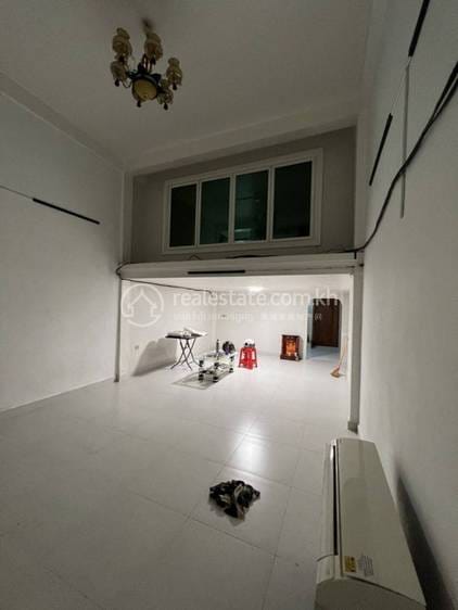96 sqm Living Size Shophouse K pronájmu in Toul Kork