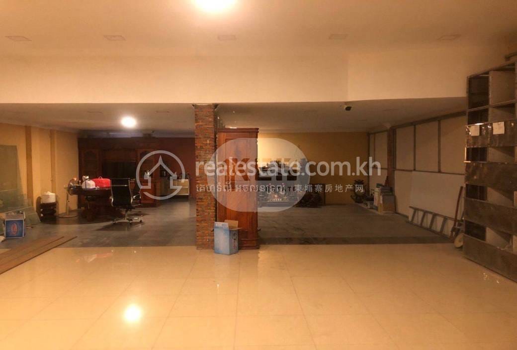 ឃ្លាំង សំរាប់លក់ ទំហំដី 880 ម៉ែត្រការ៉េ ក្នុងតម្លៃ $1,650,000