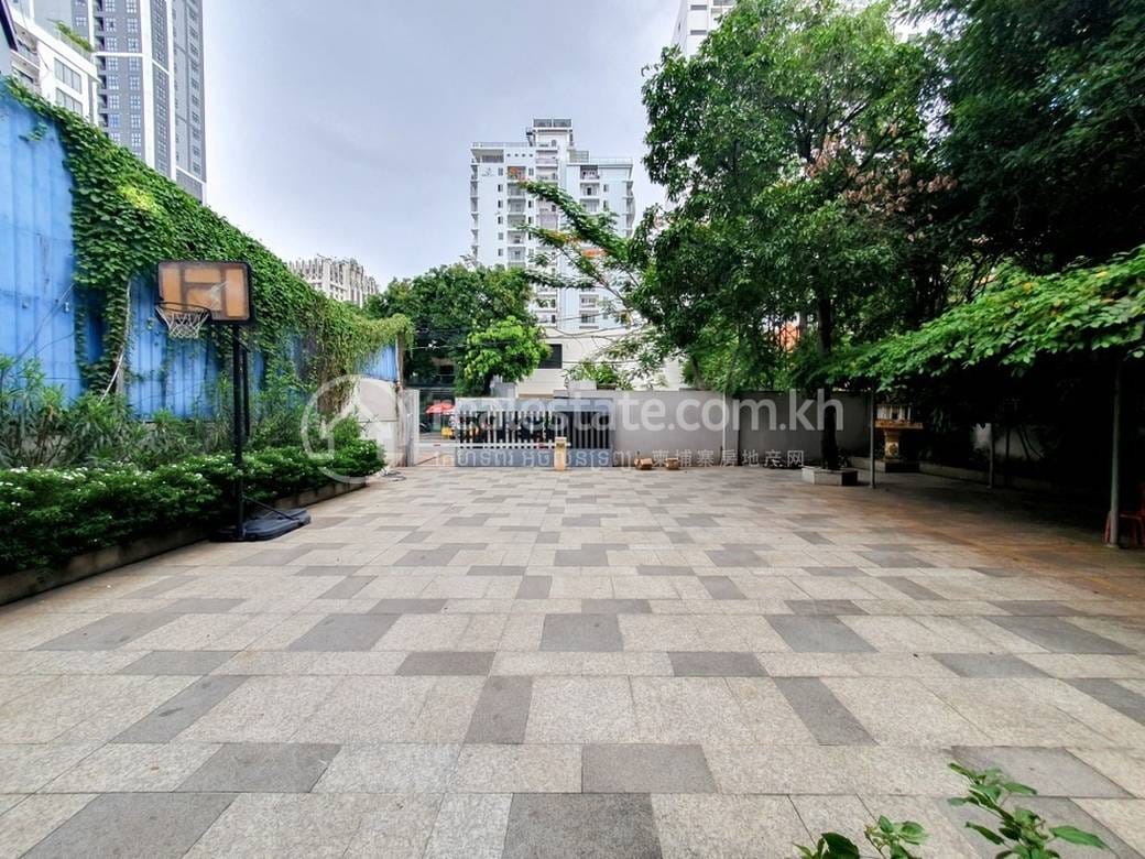 House and lot For Rent with 10 Parking Space