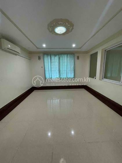 5 Bedrooms Villa For Sale