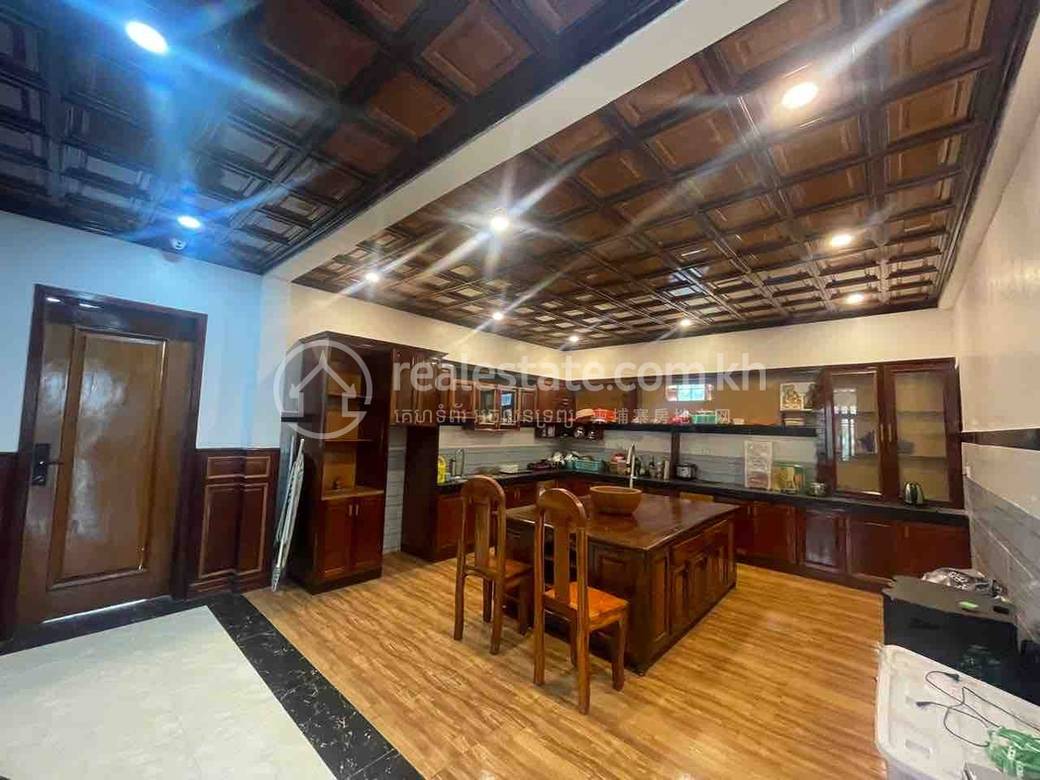 $680,000 Villa