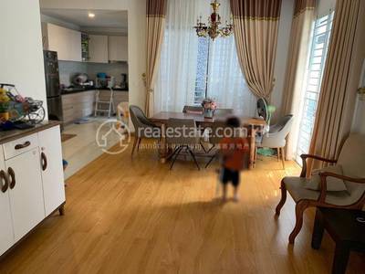 Villa Jumelle À louer à Chbar Ampov $1,300