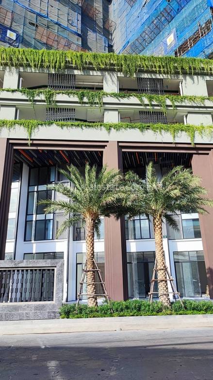 Royal Platinum Condominium | $490,000 店屋