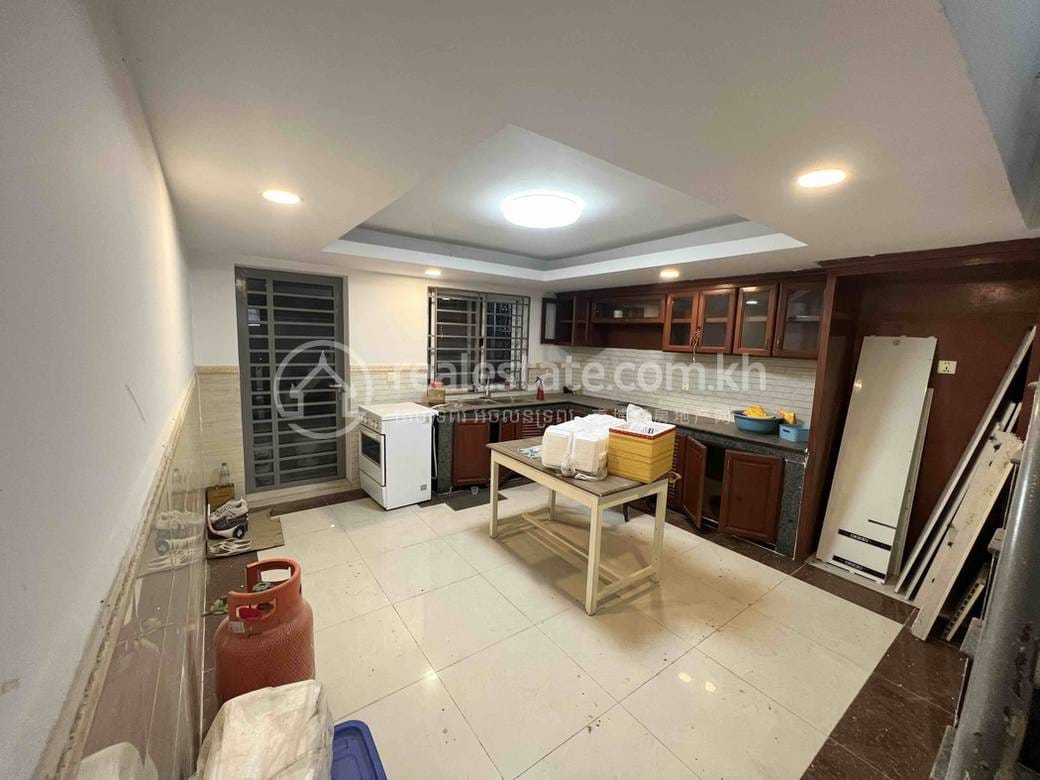 Maison en rangée For Sale & Rent à Chrang Chamres I, Russey Keo, Phnom Penh