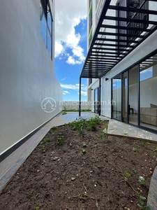 Urban Village Phase 1 | Meblowane Condo Na wynajem