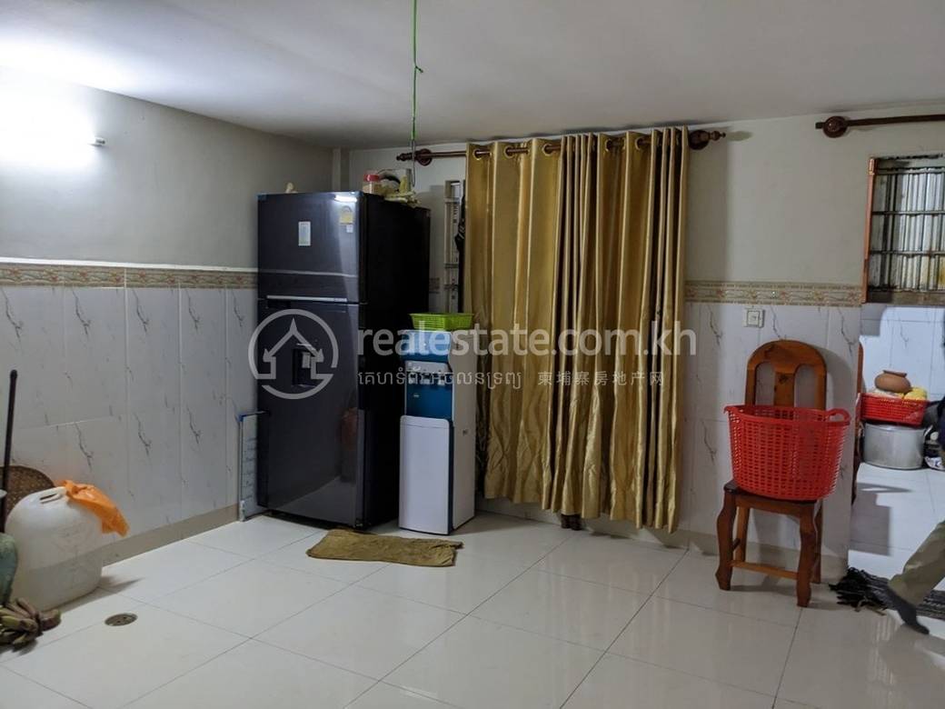 ផ្ទះល្វែង សំរាប់លក់ មានកន្លែងចតរថយន្ត 1