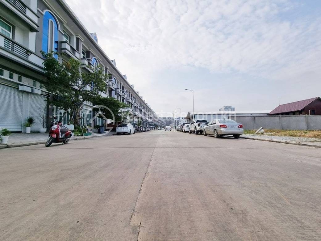 Lot សំរាប់លក់ ទំហំដី 868 ម៉ែត្រការ៉េ ក្នុងតម្លៃ $4