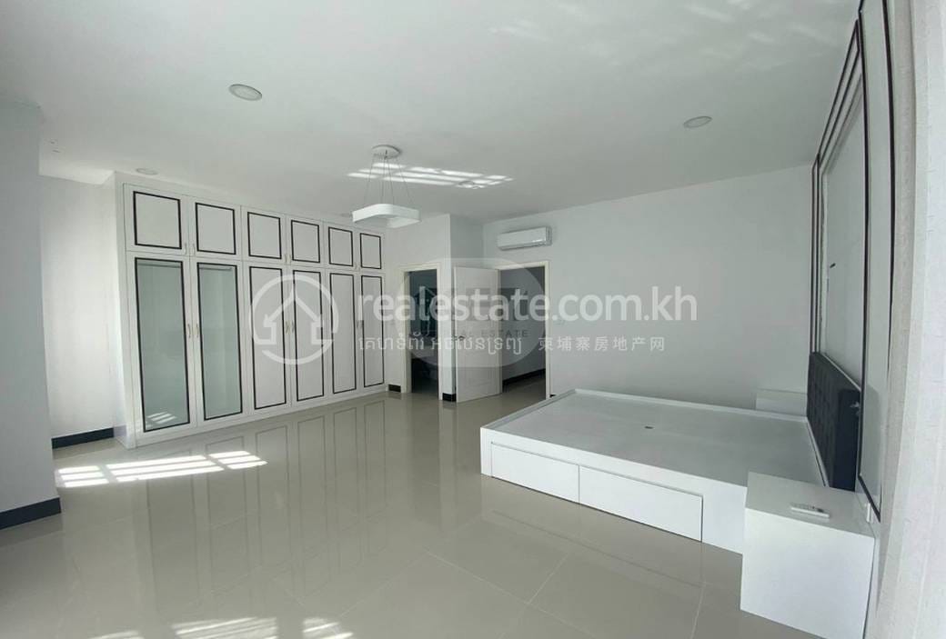Chroy Changvar双子别墅出售，价格$248,000