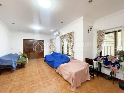 3 Bedrooms Vila K pronájmu for $2,000