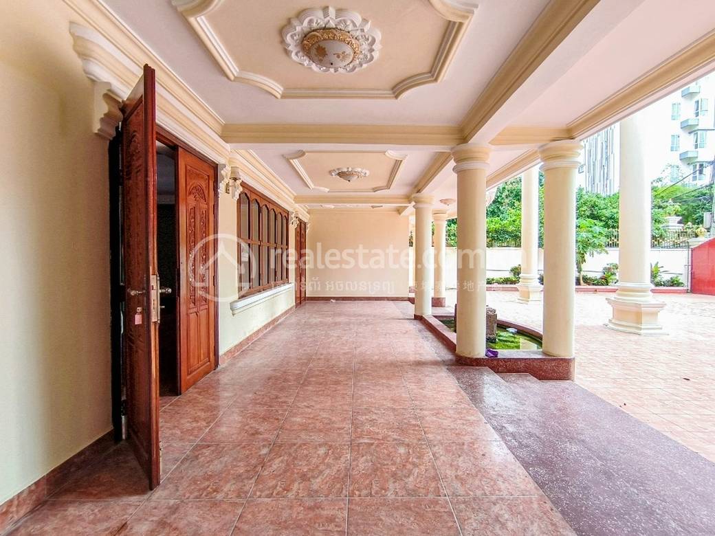 8 Bedrooms Villa For Rent for $5,000