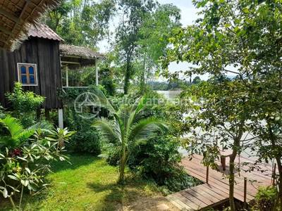 Road River, Kampong Kraeng县, Tuek Chhou市, 贡布