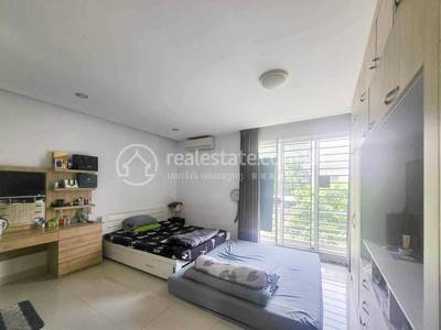 Borey Peng Huoth: The Star Platinum Mercurean I