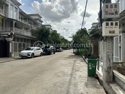 Phnom Penh Thmey, Сен Сок, Пномпень