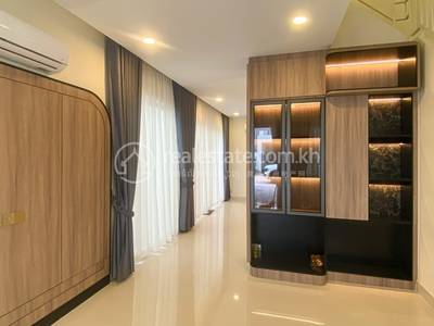 បុរី ប៉េង ហួត: ដឹស្តា មេរាហ្កាដិន