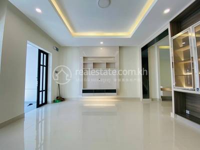 បុរី ប៉េង ហួត: ដឹស្តា មេរាហ្កាដិន