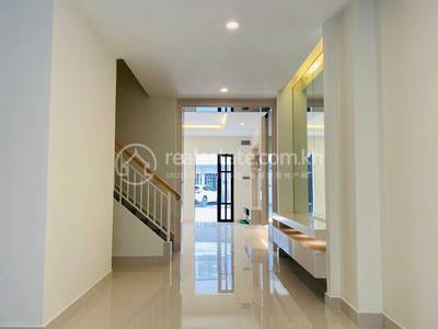 បុរី ប៉េង ហួត: ដឹស្តា មេរាហ្កាដិន