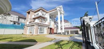 បុរី ប៉េង ហួត: ដឹស្តា មេរាហ្កាដិន