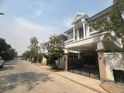 បុរី ប៉េង ហួត: ដឹស្តា មេរាហ្កាដិន