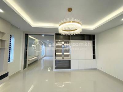 Borey Peng Huoth: The Star Platinum Roseville