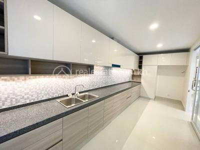 Borey Peng Huoth: The Star Platinum Roseville
