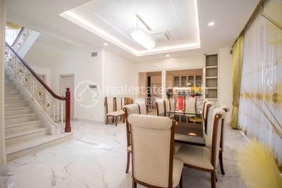 បុរី ប៉េង ហួត: ដឹស្តា មេរាហ្កាដិន