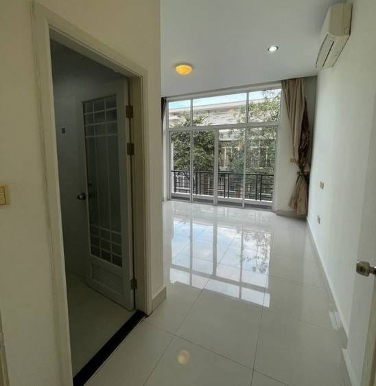 201.6 sqm Living Size Shophouse For Sale in Chbar Ampov
