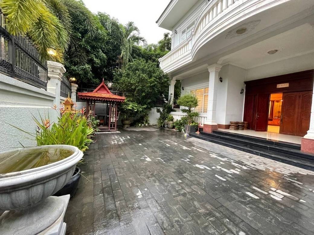 $1,800,000 Vila