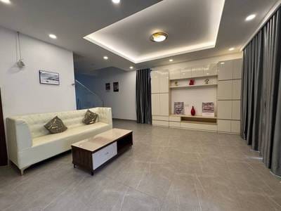 288 sqm Living Size Řadový dům K pronájmu in Meanchey