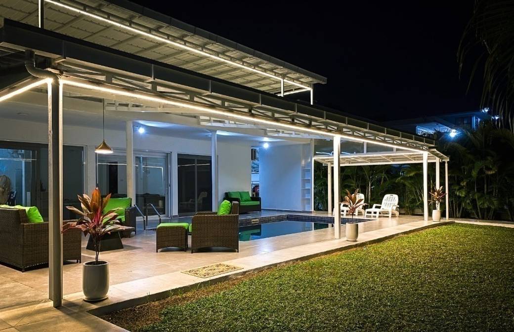 Maison mitoyenne À louer de 617 m² de terrain