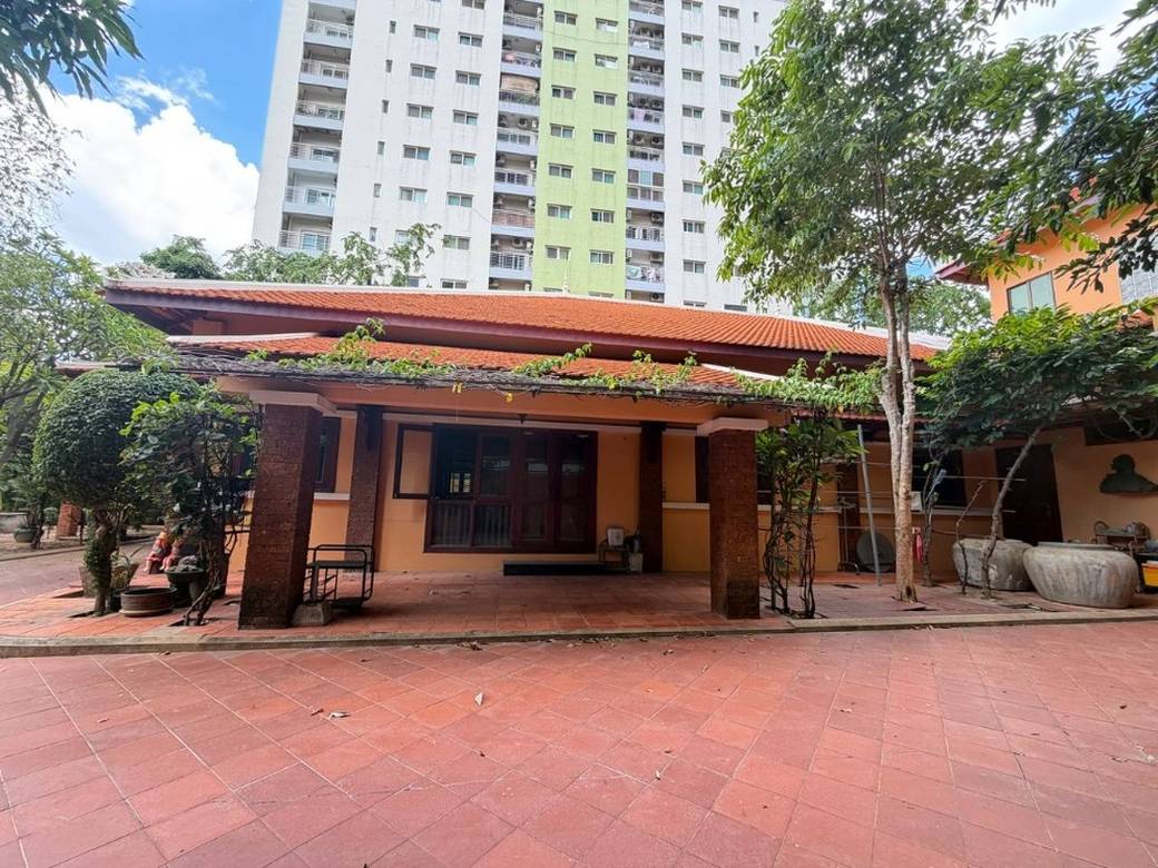 1,410 sqm Land Size Vila K pronájmu