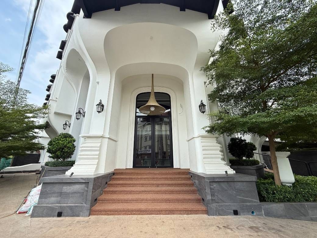 725 sqm Land Size Hotel For Sale & Rent