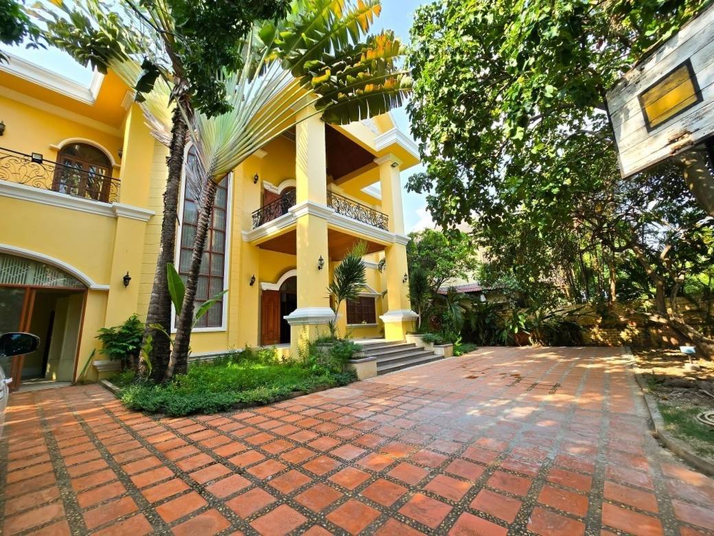 $2,800 Vila
