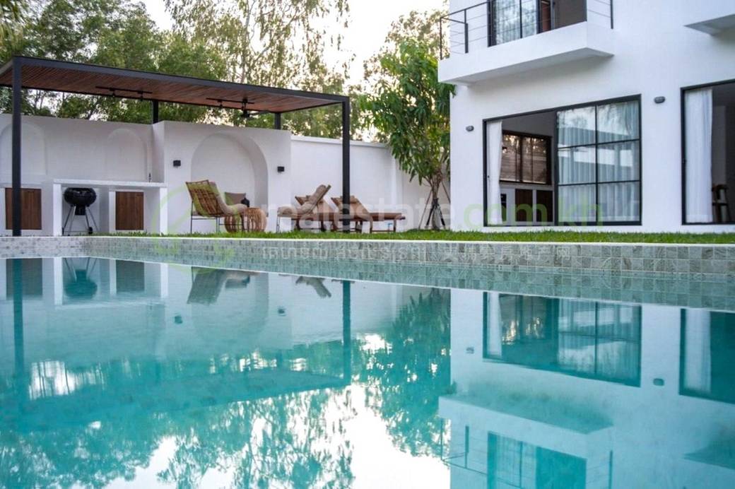$300,000 Vila