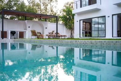 $300,000 Vila